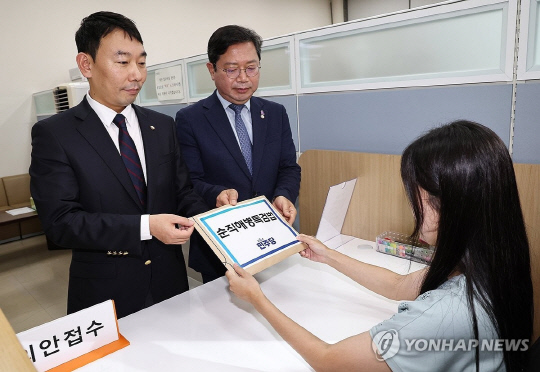 더불어민주당 김용민 원내정책수석부대표(왼쪽)와 김승원 국회 법제사법위원회 간사가 8일 오후 국회 의안과에 '채상병 특검법안'을 제출하고 있다. 연합뉴스
